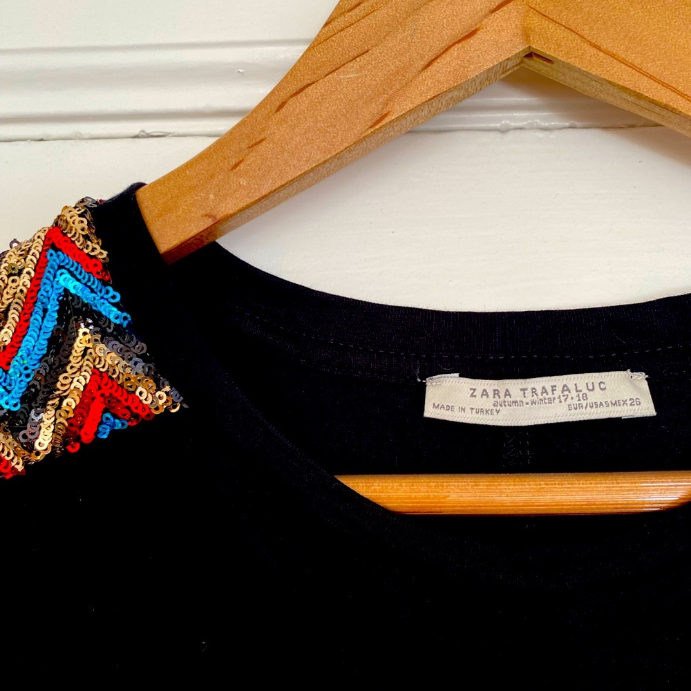Tshirt black with sequins on the shoulders